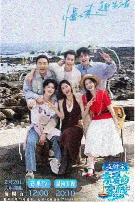 时间线错位浪漫影视样本卡片封面,老式挂钟与两张不同年代的照片